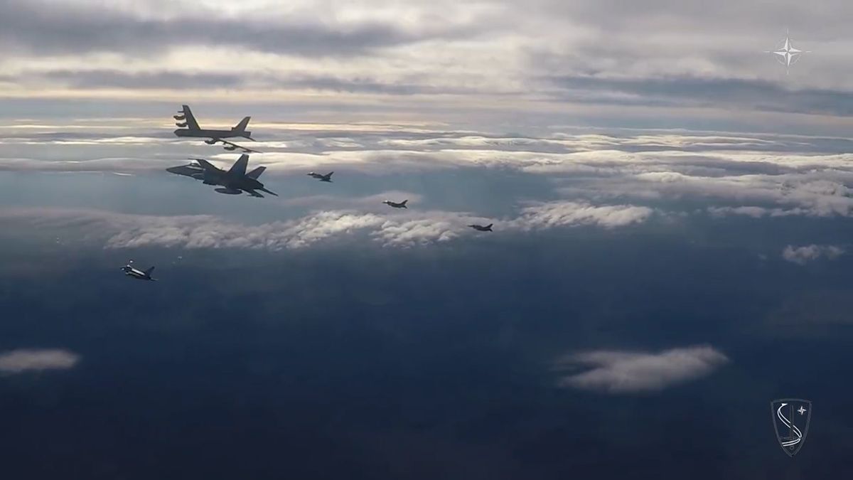 Tentokrát bez Rusů. Americké bombardéry na videu letí s eskortou stíhaček tří zemí NATO